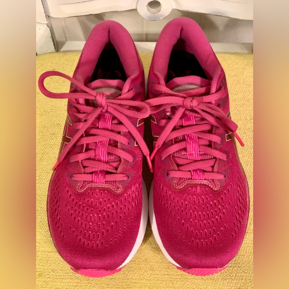 Great pair of women’s Fushia Pink Gel-Kayano 28 ASICS running shoe 8.5 US 40 Eur